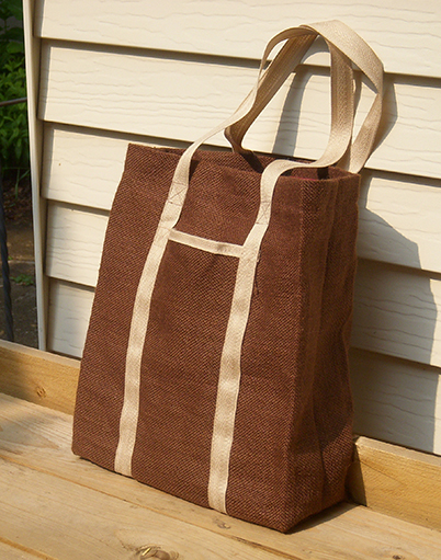 This basic twin pocket tote bag in burlap will be easy to decorate. The loose weave will be fun to embroider in colourful yarn scraps, beads or studs.